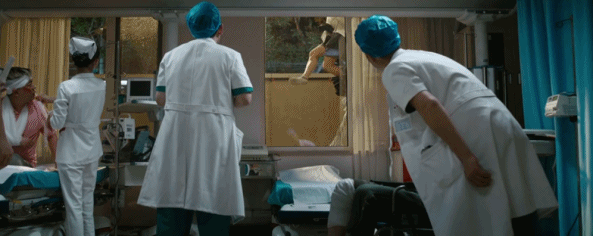 天上掉下个UFO，以我和我的家乡为题800字作文（3米高外星生物在后院溜达）