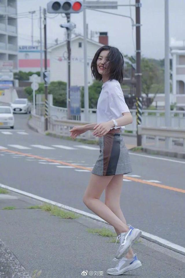 中筒袜子时尚百搭潮袜子，早秋的新时髦“中筒袜”