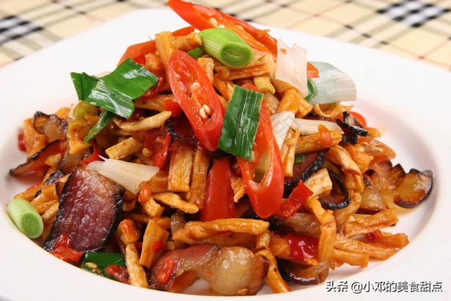 腊肉炒萝卜干家庭做法大全，在家也能做出新手萝卜干炒腊肉