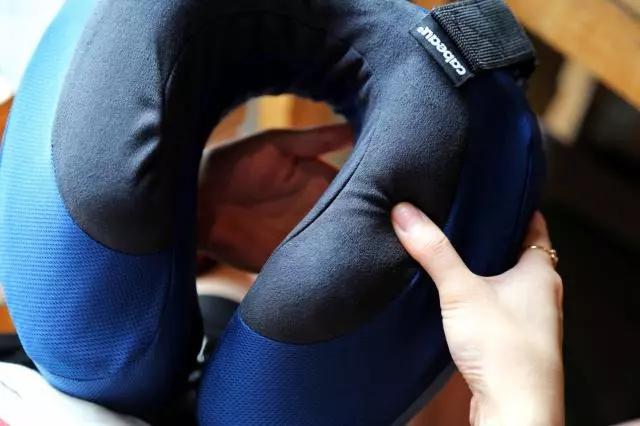 护颈枕的正确枕法，正确戴脖枕（热敷、按摩双面结合）