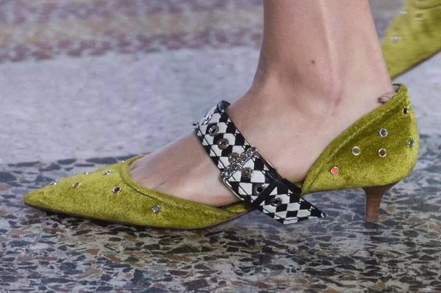 穿浅口单鞋好看吗，奔四的女人别穿运动鞋了