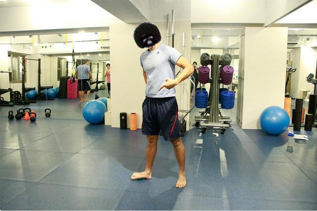 深蹲标准动作大家可以学习一下，深蹲的好处有什么