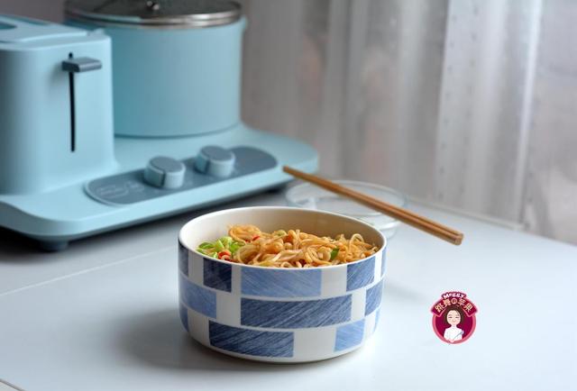 方便面的各种吃法，方便面各种吃法大全（看00后吃泡面，难怪不长肉了）