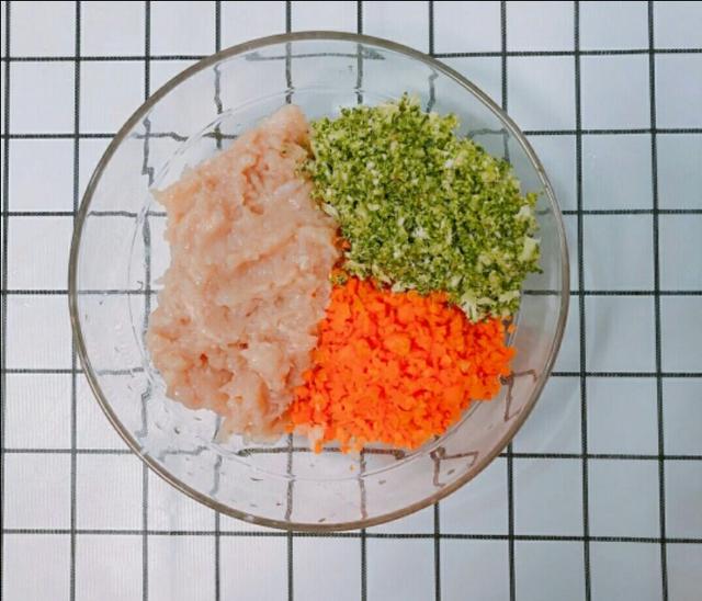 低脂肪高营养鸡肉蔬菜饼，好吃还能帮你掉秤的蔬菜鸡肉饼