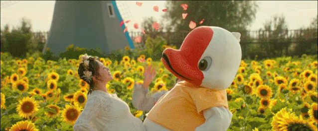 天上掉下个UFO，以我和我的家乡为题800字作文（3米高外星生物在后院溜达）