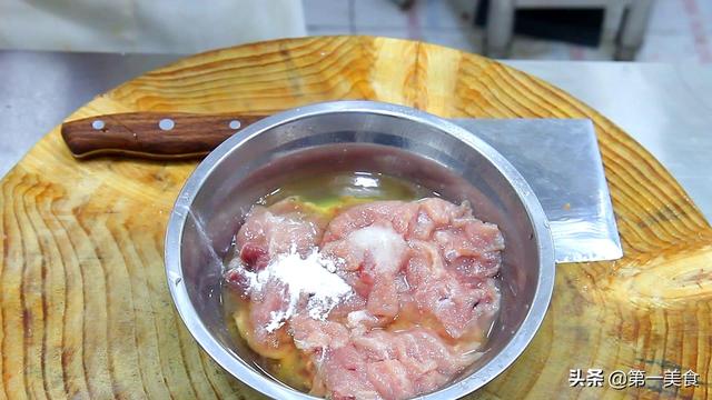 水煮肉片正宗做法，美味又好吃的水煮肉片教程（舌尖火辣比毛血旺过瘾）