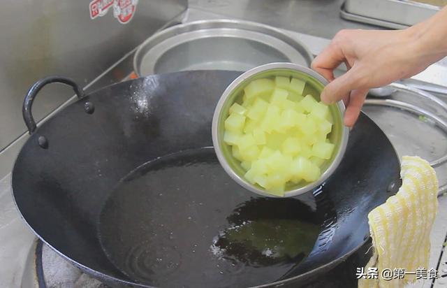 只用鸡蛋和白凉粉做美食，一块凉粉两个鸡蛋