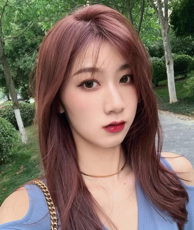 肤色暗黄的人适合染奶茶色发色吗，这5款让黄皮相见恨晚的发色