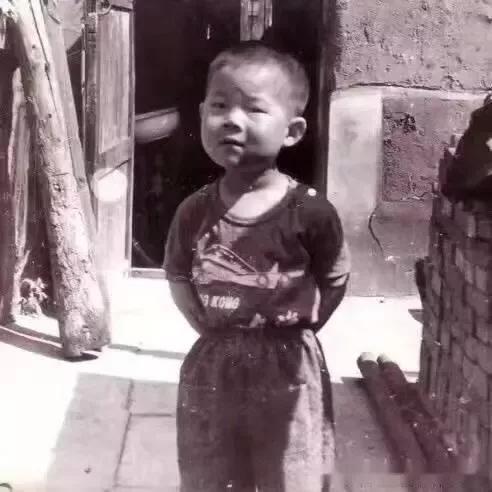 岳云鹏的背后的心酸，岳云鹏街头推销无人问津