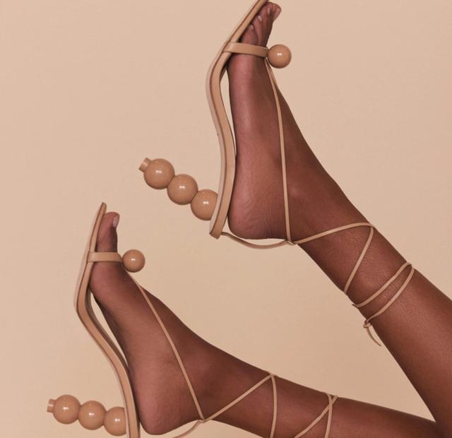 细跟的高跟鞋穿搭，今年的时髦高跟鞋都在这儿了