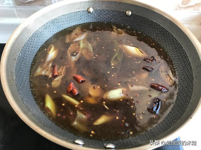 家常炖鲢鱼怎么做好吃，这样炖鱼不粘锅