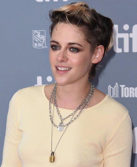 暮光之城男二剧照，暮光之城男女主红毯相遇