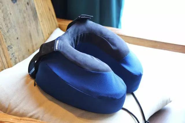 护颈枕的正确枕法，正确戴脖枕（热敷、按摩双面结合）