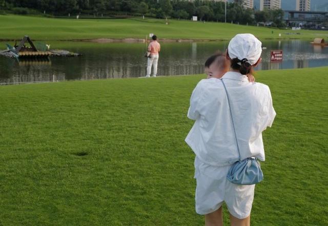 何雯娜曬娃近照，女兒小小一隻神似爸爸梁超，當媽後何雯娜更會美 娛樂八卦吃瓜 第2张