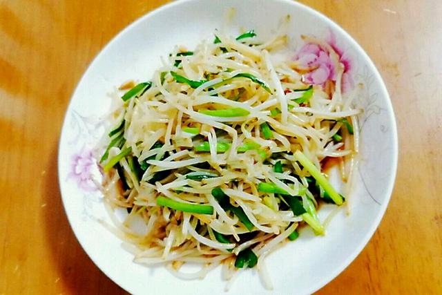 绿豆芽怎么炒好吃，清炒绿豆芽怎么炒好吃又简单窍门（夏天炒绿豆芽、一定要加点它）