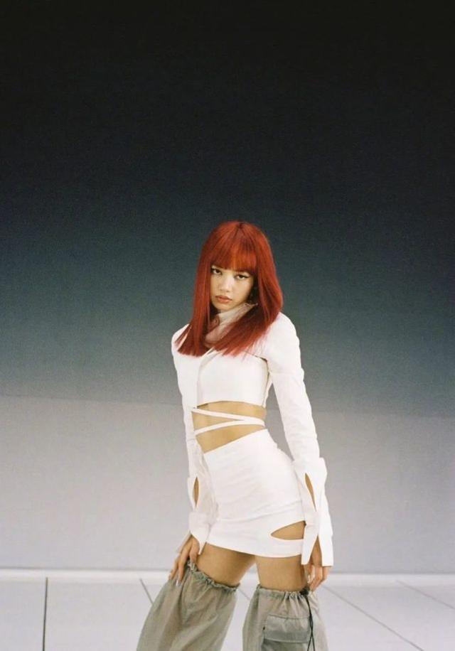Lisa「辣妹穿搭」曝光，運動內衣配工裝褲秀蜂腰，歐美范十足 娛樂八卦吃瓜 第8张