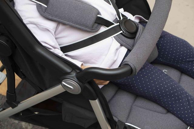 quinny婴儿推车折叠，这是给宝宝的第一辆座驾