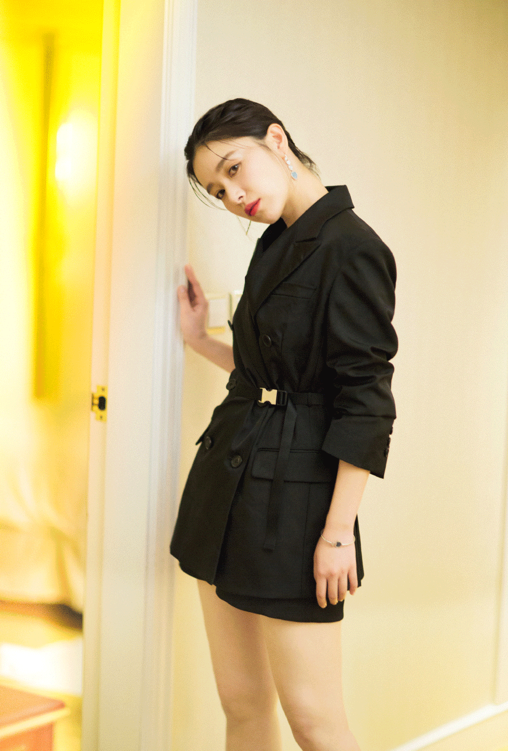 港风酷飒穿搭，一眼就爱上的复古港风穿搭