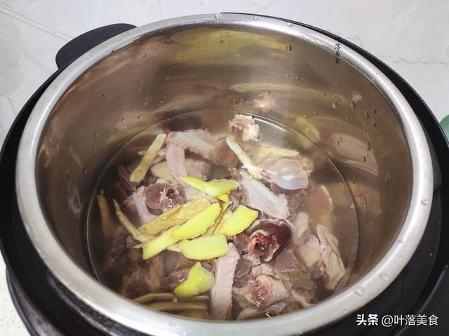 鸽子汤怎么炖最营养，鸽子怎么炖汤最有营养（炖鸽子汤需要焯水吗）