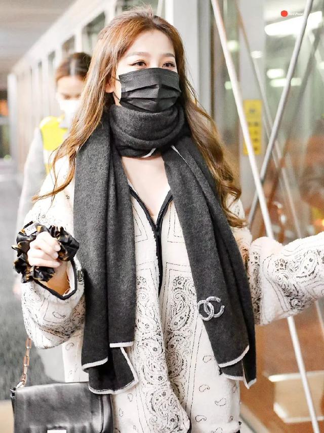 细长流苏围巾的各种系法，跟着Lisa虞书欣一起玩转围巾的7种花式系法吧