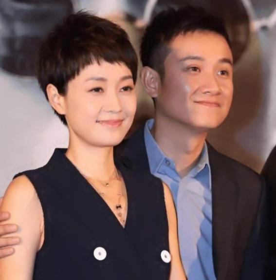 马伊琍和孩子们合影，大女儿的打扮吸引了所有人的注意