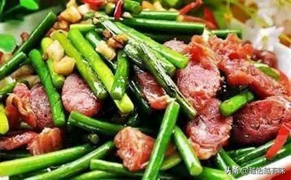 蒜苔炒腊肠的做法，怎样做蒜苔炒腊肠（家常菜谁都会做的蒜苔炒腊肠）