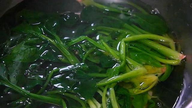 菠菜炒什么好吃又简单的家常菜，大厨教你菠菜最好吃做法
