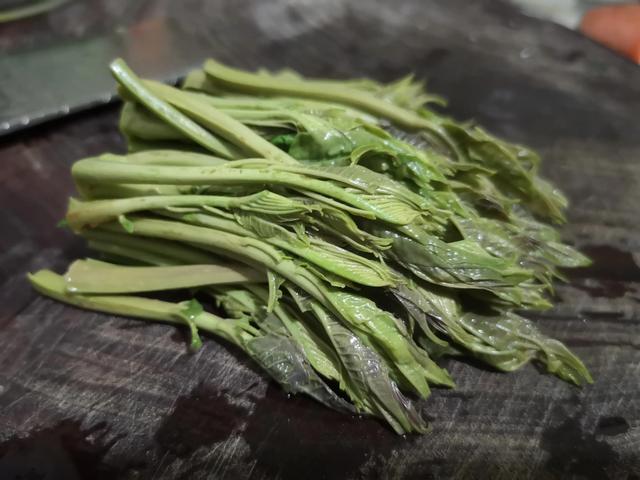 香椿芽如何炒鸡蛋好吃，先焯水还是直接炒
