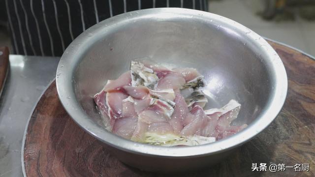鲤鱼怎么做好吃又简单，鲤鱼怎样做才好吃又简单（鲤鱼好吃有诀窍）