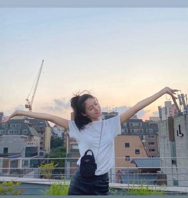 金雪炫身材比例好！穿基礎款單品也能美成畫報，不愧「名品身材」 娛樂八卦吃瓜 第4张