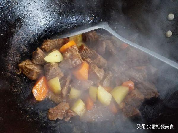 土豆胡萝卜炖牛肉，土豆胡萝卜炖牛肉的正宗做法（牛肉搭配土豆胡萝卜一锅炖）