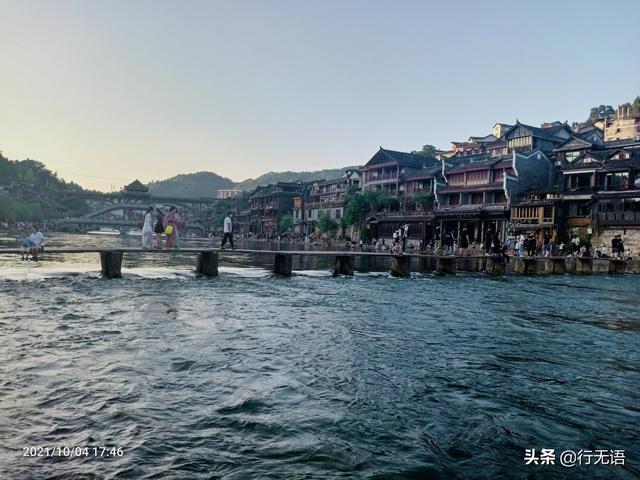 凤凰古城夜景图片，这辈子一定要去的凤凰古城（凤凰古城浪漫夜景醉游人）