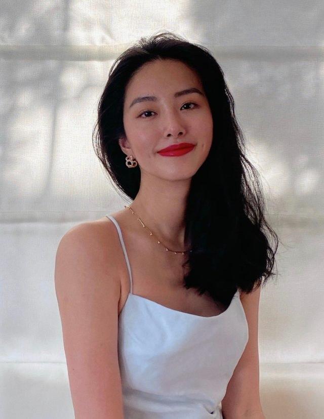 楊采鈺演繹法國復古少女風，吊帶裙大秀蝴蝶背，性感又撩人 娛樂八卦吃瓜 第3张