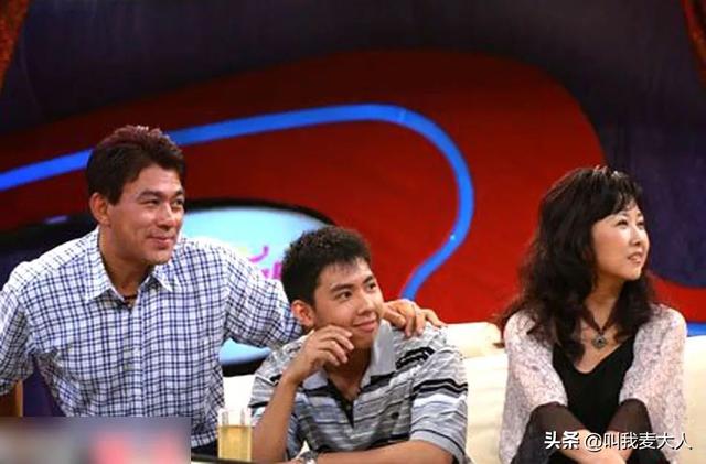 朱时茂春晚最新消息，与旗袍美女饮酒红光满面