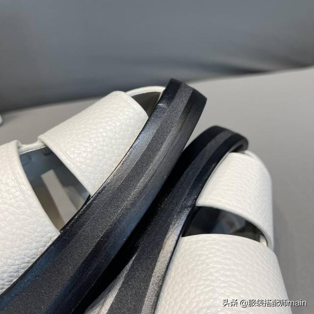 最好穿的粗跟凉鞋推荐，这4双大牌老爹凉鞋看着平平无奇