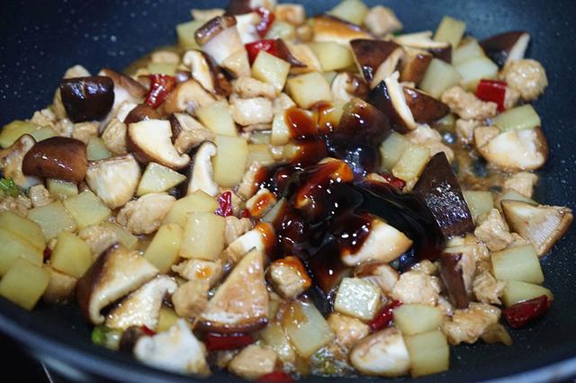 爆炒三丁的做法好吃程度不输饭店，爆炒三丁最家常的做法