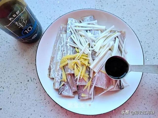 清蒸带鱼的家常做法，如何做清蒸带鱼最好吃（鱼肉软嫩连汤汁都很下饭）