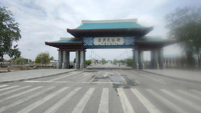 盘锦向海大道与商贸北街交叉路口，盘锦市向海大道