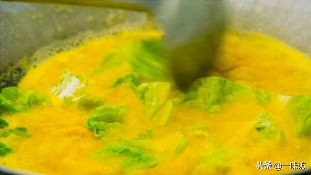 酥肉汤里配什么菜，北方小酥肉可以做汤的做法（冬天吃酥肉的正确方法）