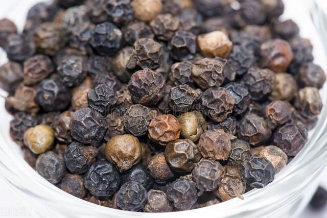 黑胡椒有哪些特点，才知道黑白绿胡椒都是同一种