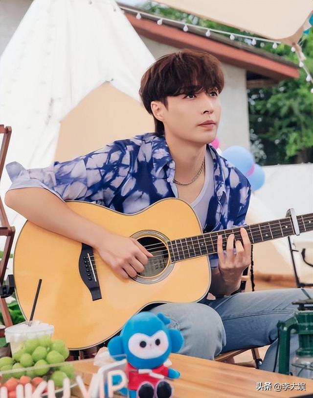 王俊凯跟唱周杰伦部分，周杰伦发新专辑场面盛大