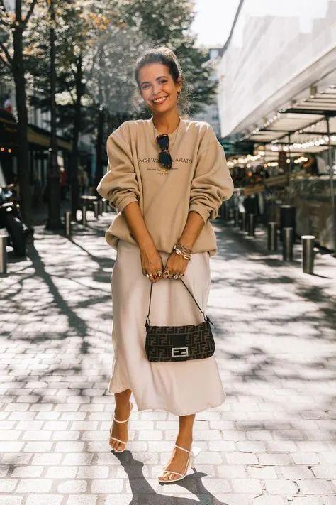 卫衣半裙早秋混搭时髦有女人味，卫衣＋半裙＝时髦又有女人味的早秋穿搭