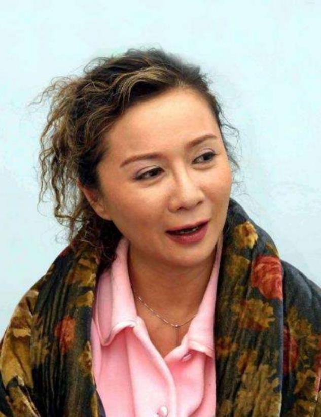 蔡明和老公合照，老公用100封情书追到手