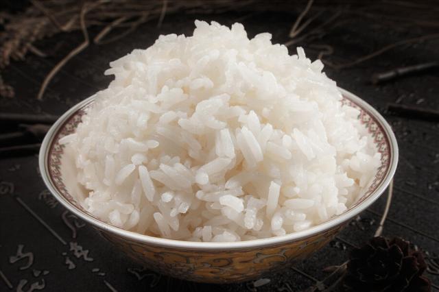 米饭怎么煮才好吃不腻，煮米饭不只用清水