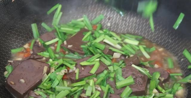 猪血怎么炒才嫩又烂，出锅又香又嫩还不腥