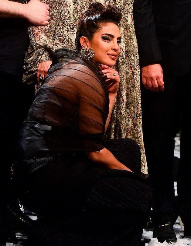 2019年女明星们的红地毯造型，39岁印度国宝级巨星扎丸子头装嫩