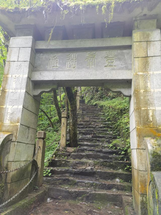 贵州铜仁梵净山，贵州铜仁梵净山风景区攻略（贵州省铜仁市梵净山风景区）