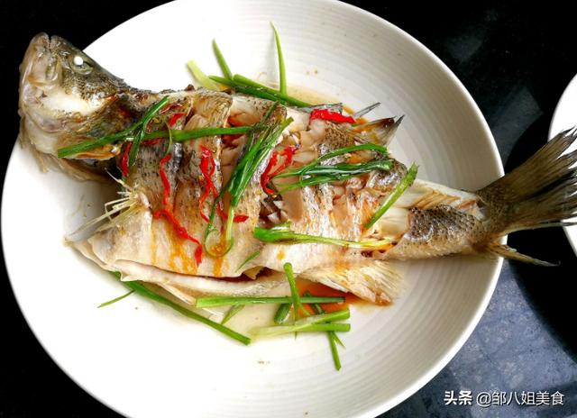 清蒸鲈鱼用哪些料好，做清蒸鲈鱼时这2个料不要加