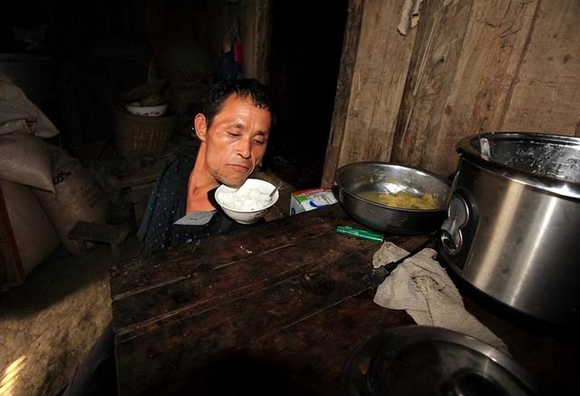 97岁驼背老人现状，97岁杨振宁携妻子出行