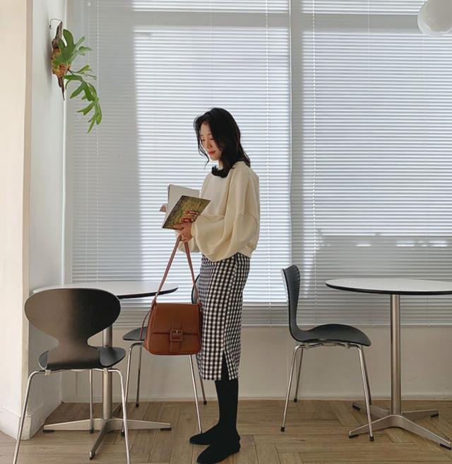 卫衣半裙早秋混搭时髦有女人味，卫衣＋半裙＝时髦又有女人味的早秋穿搭